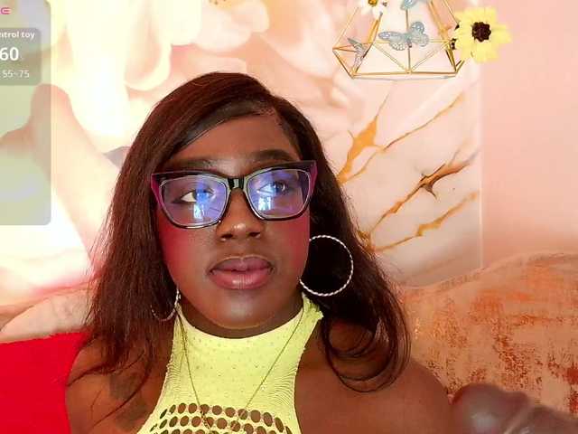 nylaroyale live cam on BongaCams
