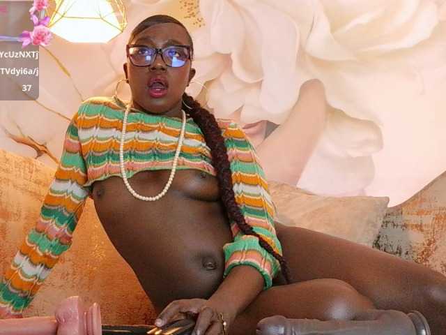 nylaroyale live cam on BongaCams
