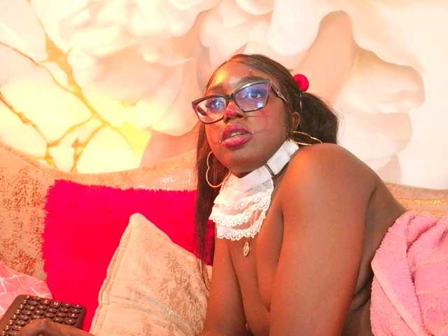 nylaroyale live cam on BongaCams