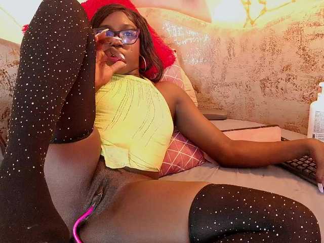 nylaroyale live cam on BongaCams
