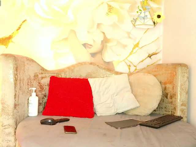 nylaroyale live cam on BongaCams