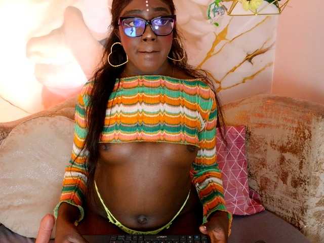 nylaroyale live cam on BongaCams