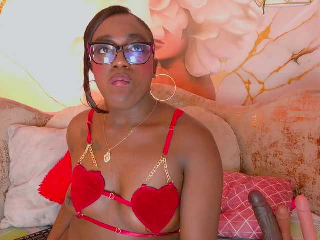 nylaroyale live cam on BongaCams