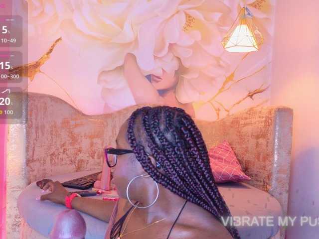nylaroyale live cam on BongaCams