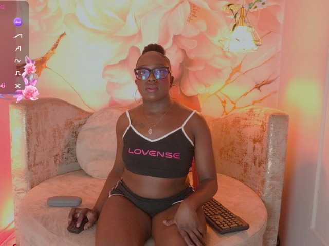 nylaroyale live cam on BongaCams