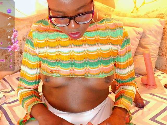nylaroyale live cam on BongaCams
