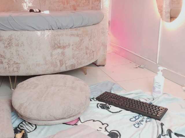 nylaroyale live cam on BongaCams