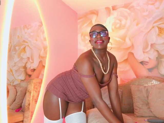 nylaroyale live cam on BongaCams