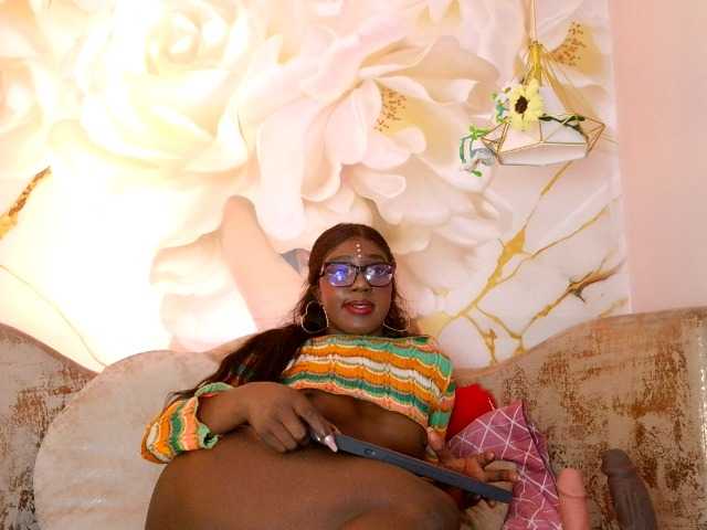 nylaroyale live cam on BongaCams