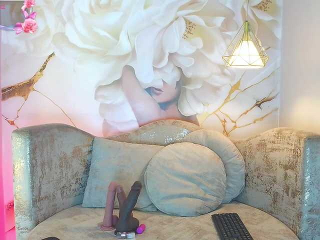 nylaroyale live cam on BongaCams