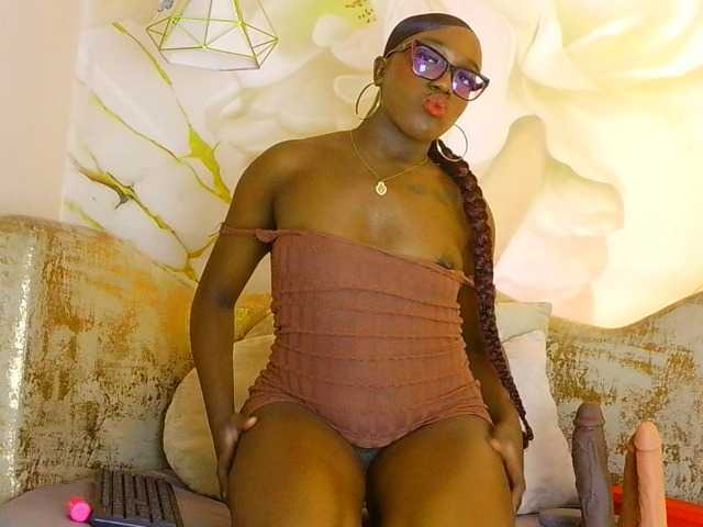 nylaroyale live cam on BongaCams