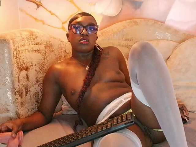 nylaroyale live cam on BongaCams