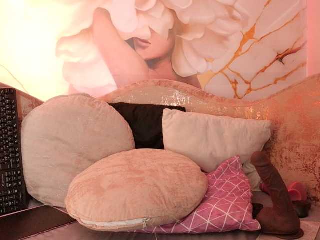 nylaroyale live cam on BongaCams