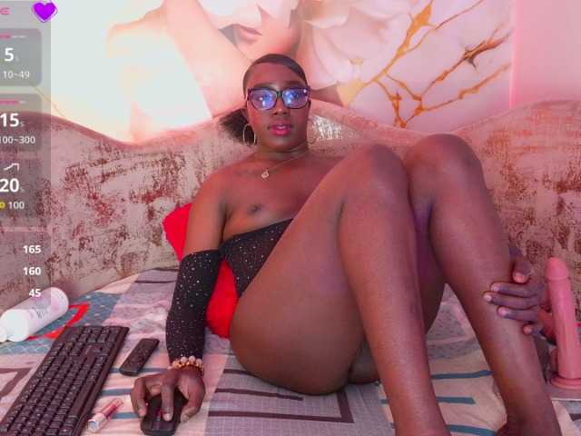 nylaroyale live cam on BongaCams