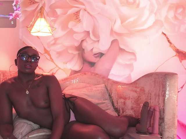 nylaroyale live cam on BongaCams