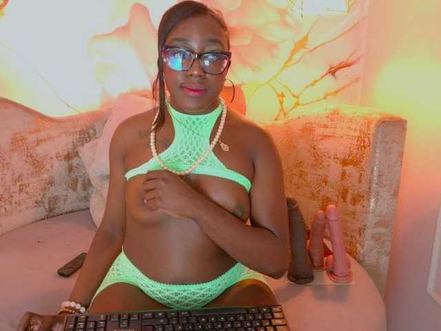 nylaroyale live on BongaCams