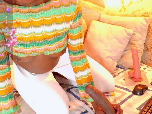 nylaroyale live cam on BongaCams