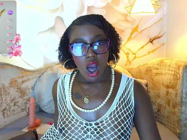 nylaroyale live cam on BongaCams