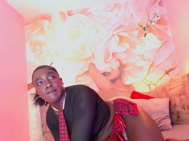 nylaroyale live cam on BongaCams