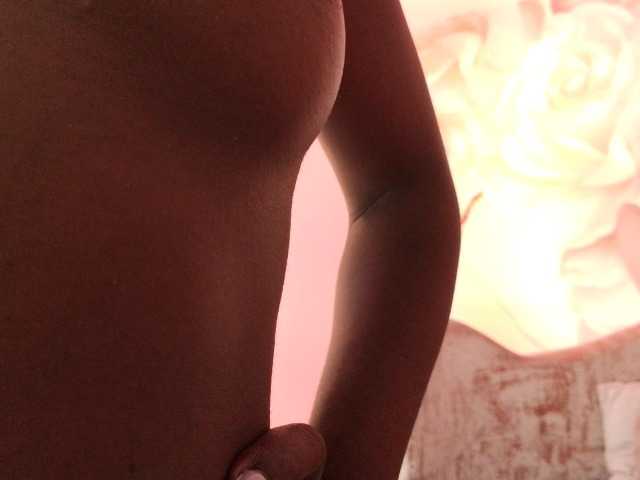 nylaroyale live cam on BongaCams