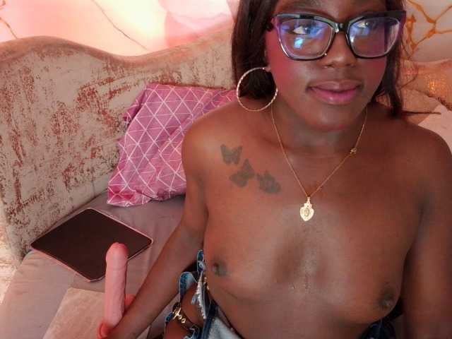 nylaroyale live cam on BongaCams