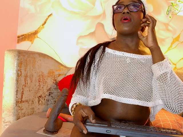 nylaroyale live cam on BongaCams