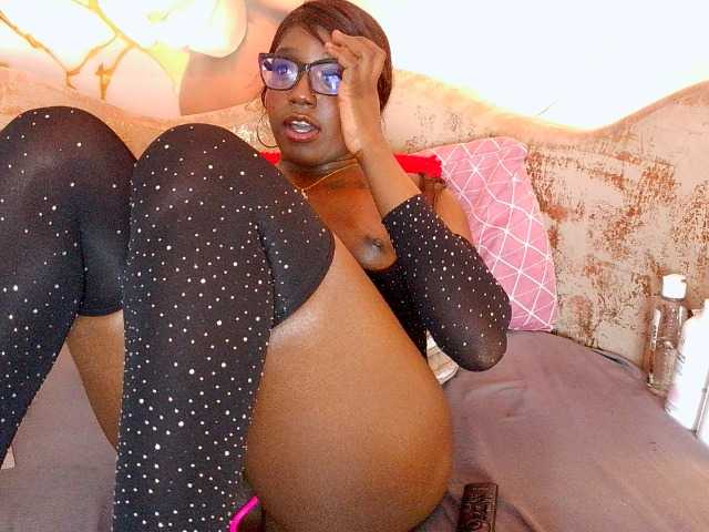 nylaroyale live cam on BongaCams