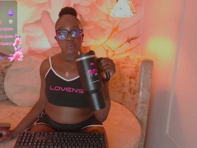 nylaroyale live cam on BongaCams
