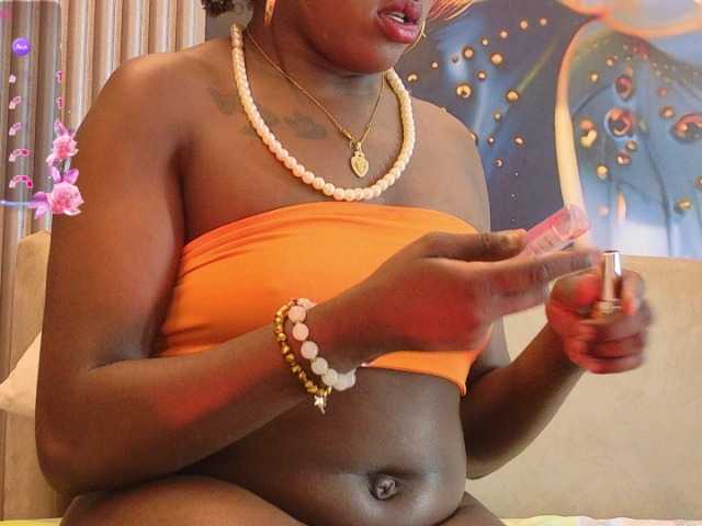 nylaroyale live cam on BongaCams