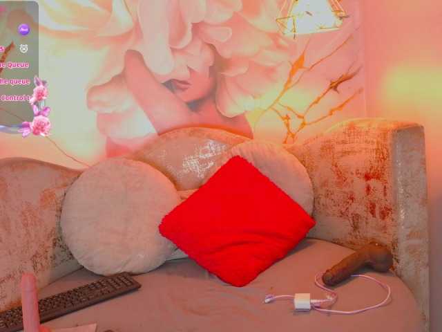 nylaroyale live cam on BongaCams