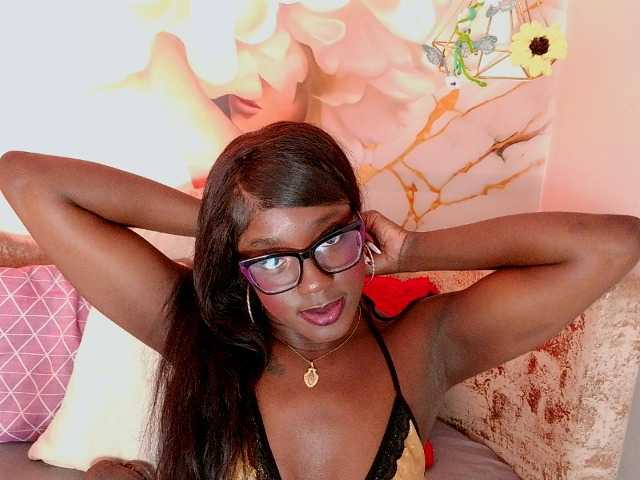 nylaroyale live cam on BongaCams