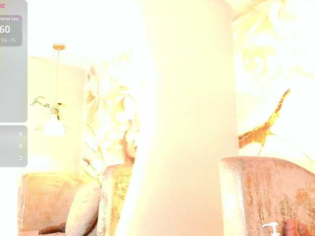 nylaroyale live cam on BongaCams