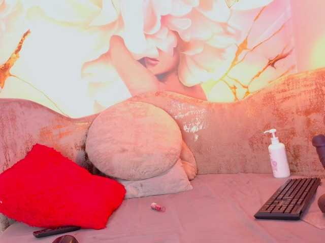 nylaroyale live cam on BongaCams