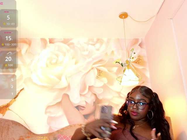 nylaroyale live cam on BongaCams