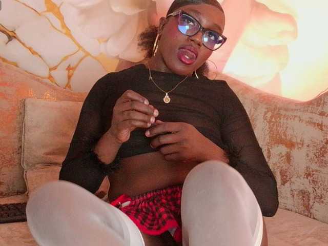 nylaroyale live cam on BongaCams