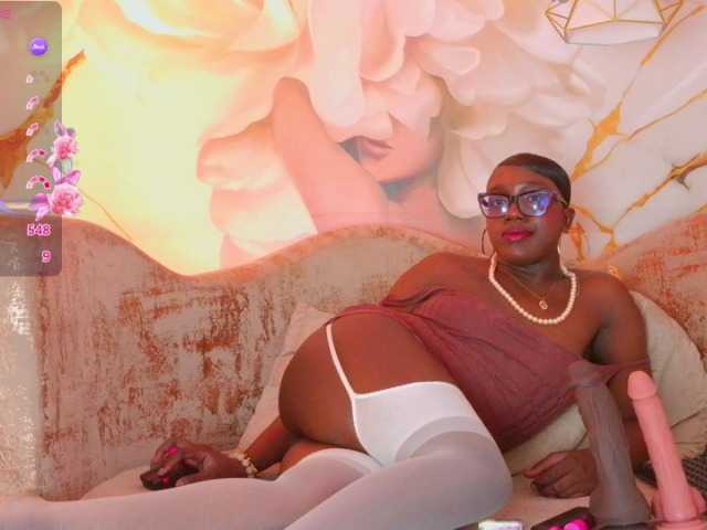 nylaroyale live cam on BongaCams