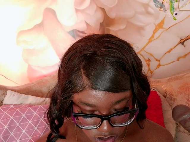 nylaroyale live cam on BongaCams