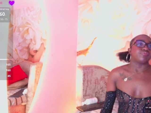 nylaroyale live cam on BongaCams