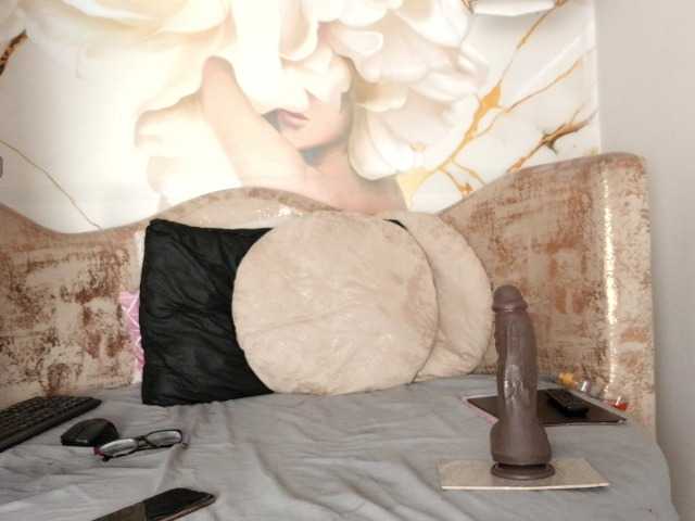 nylaroyale live cam on BongaCams