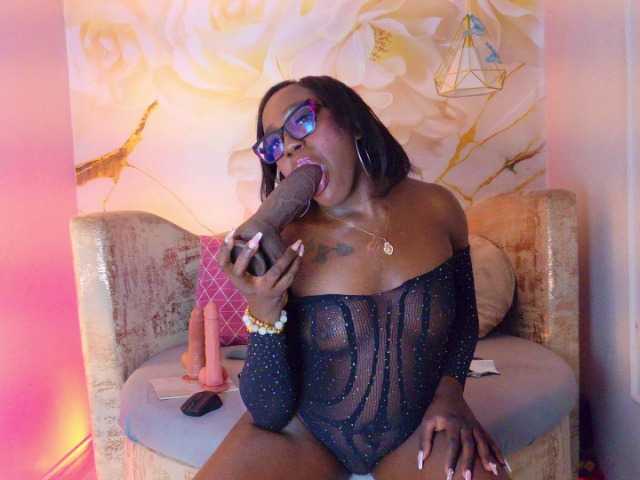 nylaroyale live cam on BongaCams