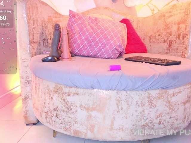 nylaroyale live cam on BongaCams