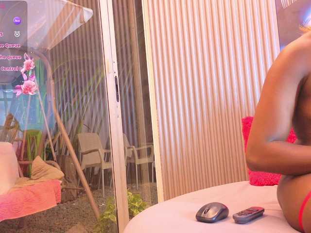 nylaroyale live cam on BongaCams