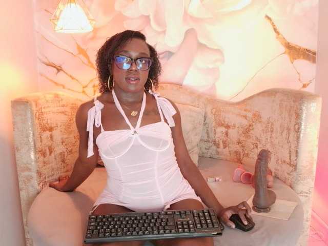 nylaroyale live cam on BongaCams