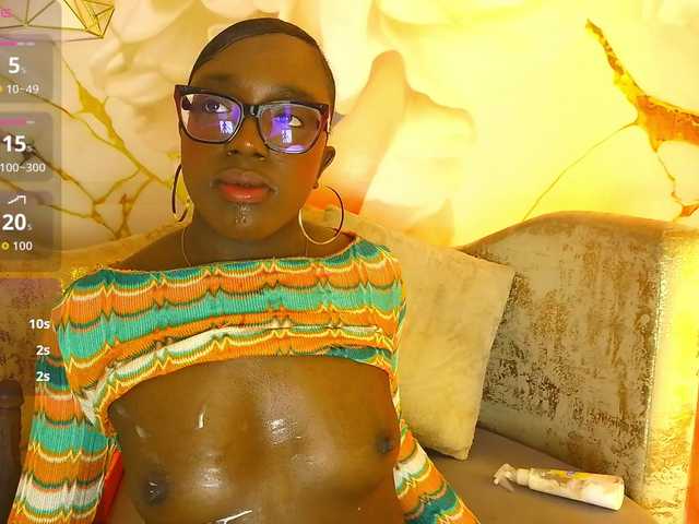 nylaroyale live cam on BongaCams