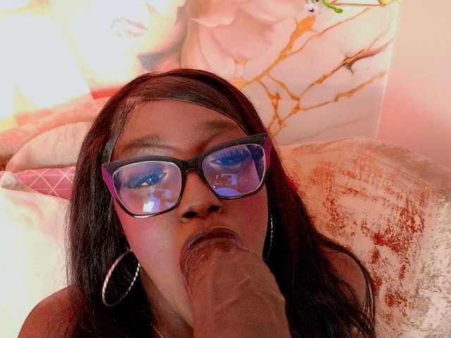 nylaroyale live cam on BongaCams