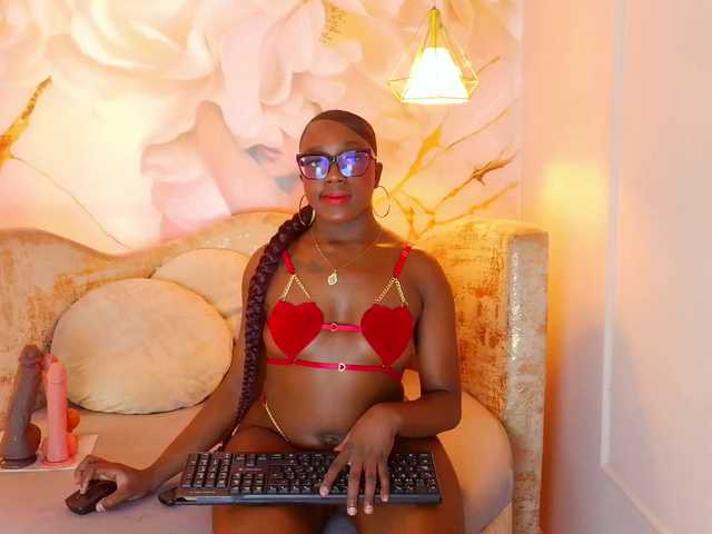 nylaroyale live cam on BongaCams