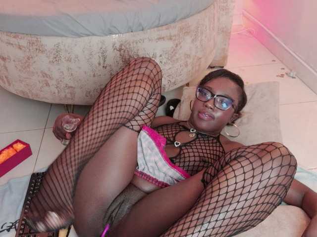nylaroyale live cam on BongaCams