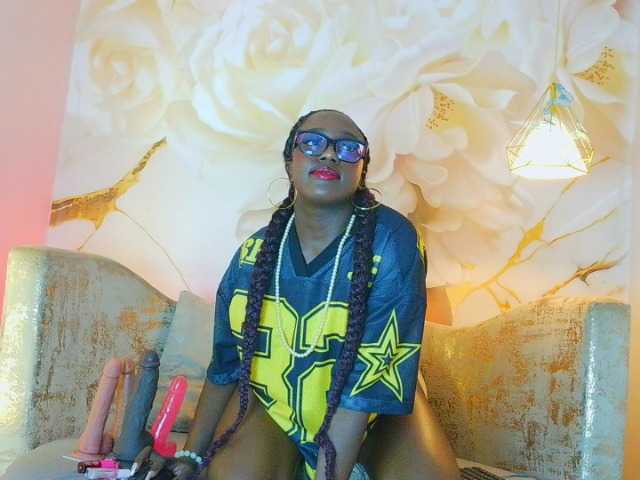 nylaroyale live cam on BongaCams