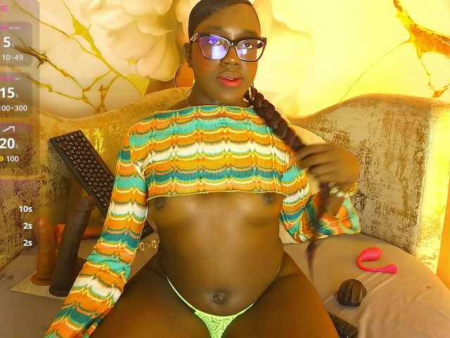 nylaroyale live cam on BongaCams