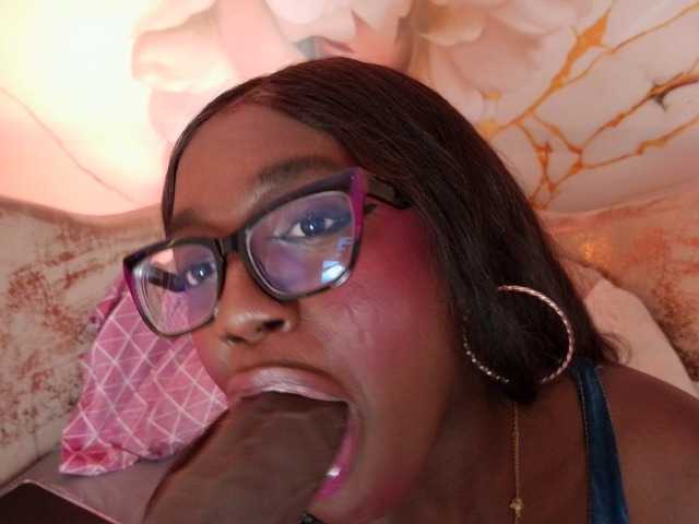 nylaroyale live cam on BongaCams